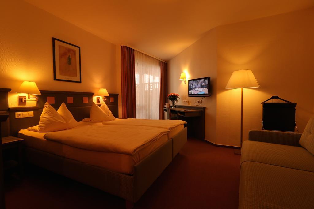 Hotel Zum Loewen Moerfelden-Walldorf Bagian luar foto