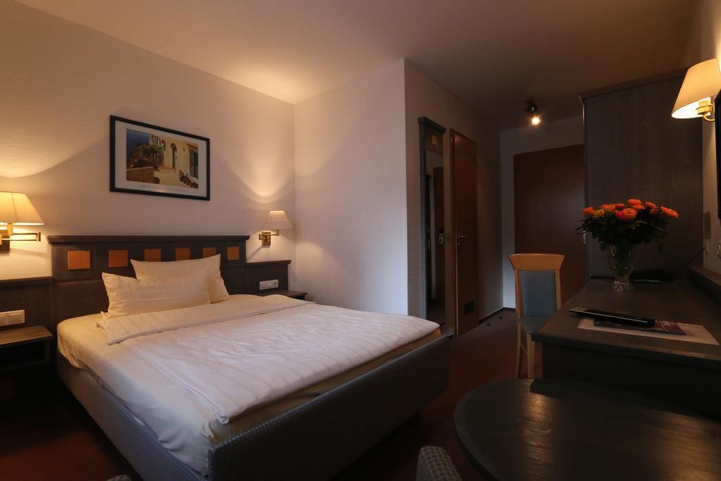 Hotel Zum Loewen Moerfelden-Walldorf Bagian luar foto