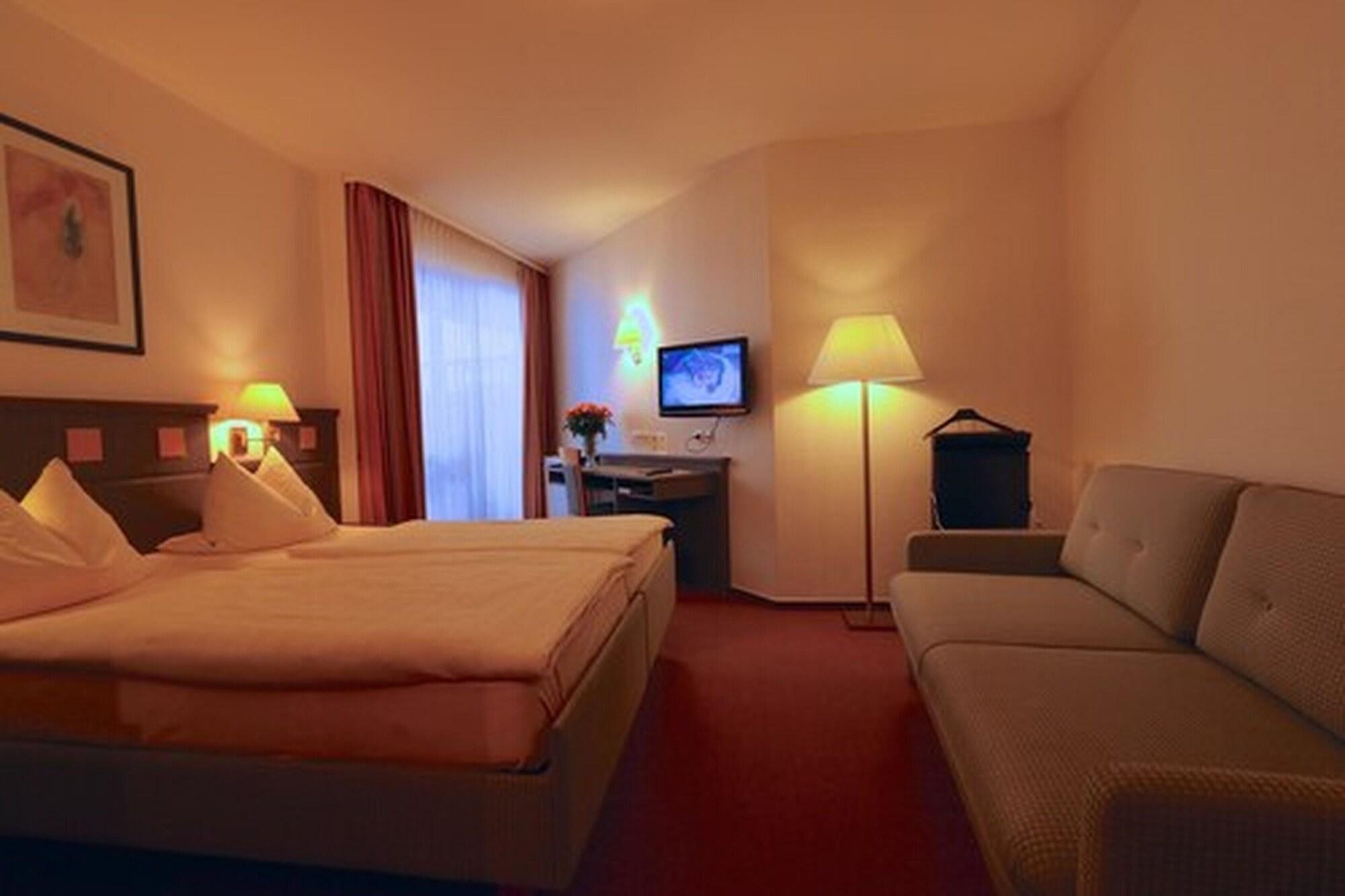 Hotel Zum Loewen Moerfelden-Walldorf Bagian luar foto