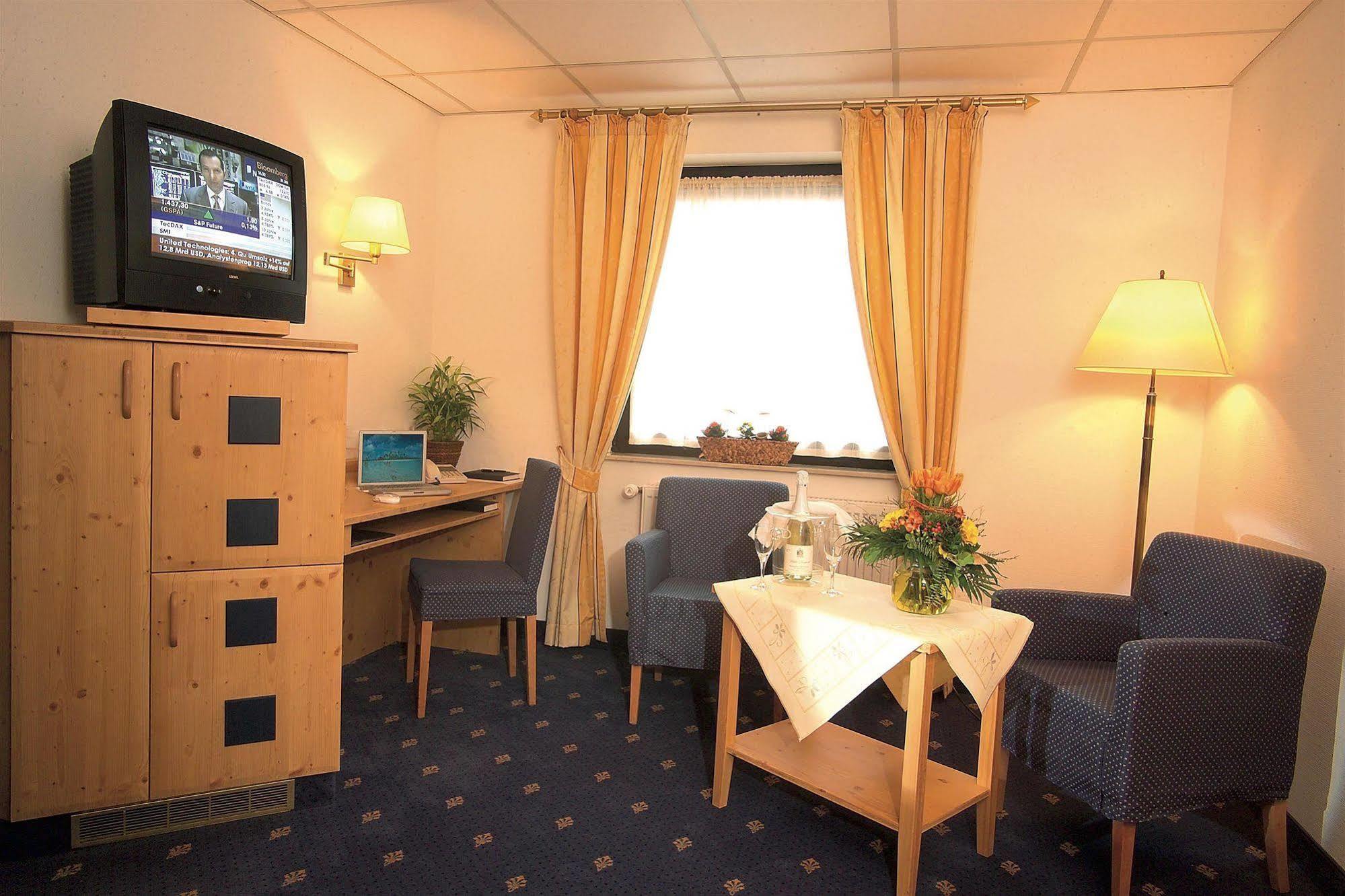 Hotel Zum Loewen Moerfelden-Walldorf Bagian luar foto