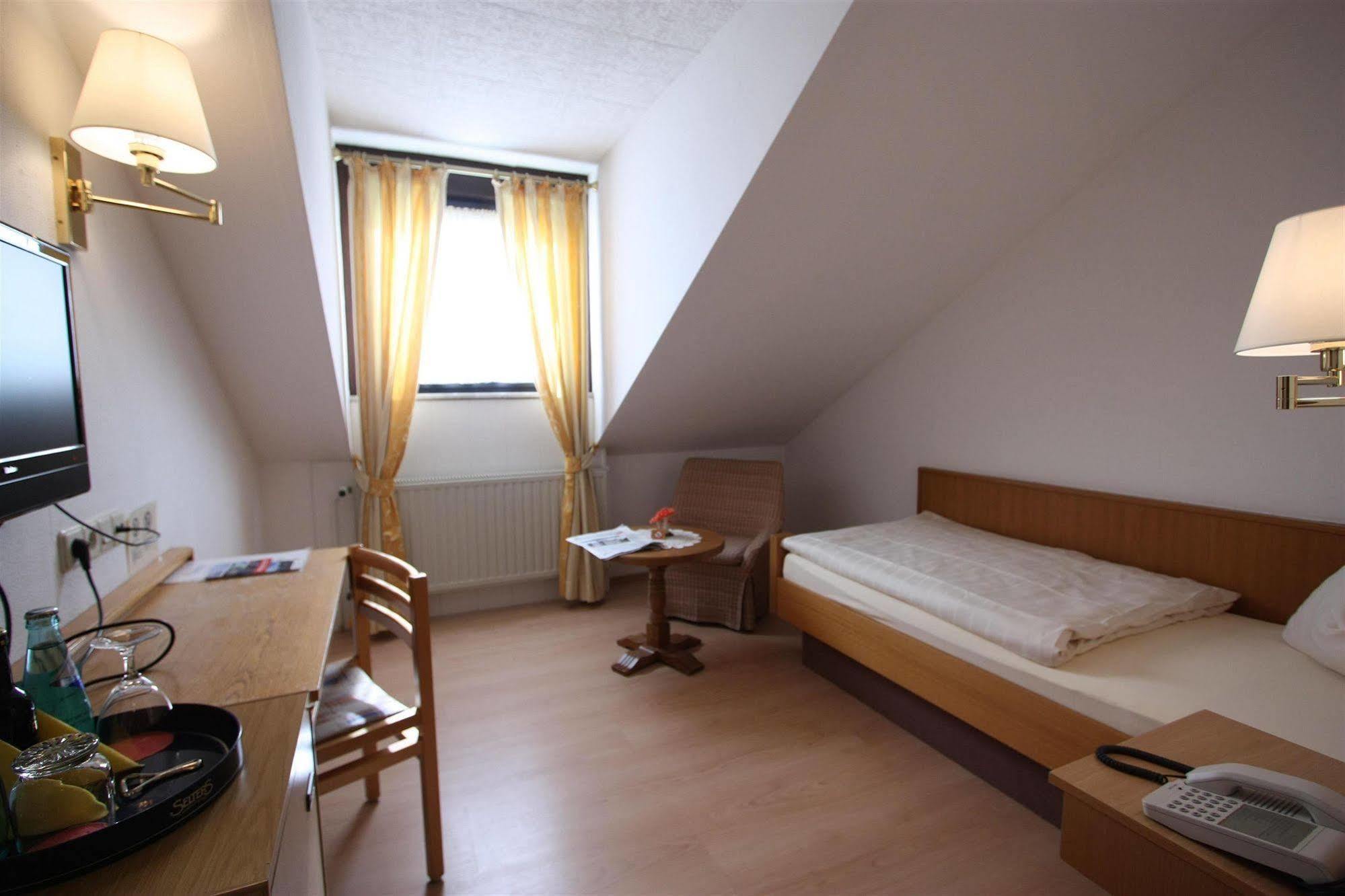 Hotel Zum Loewen Moerfelden-Walldorf Bagian luar foto